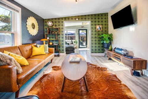 Private Heated Pool Oasis Pet-Friendly Retreat Short or long Stays Sleeps 2-8 Ppl thumb 3