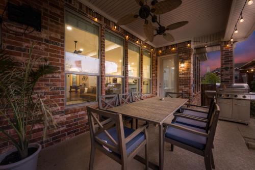 Pool house with hot tub and cinema in Lake Dallas