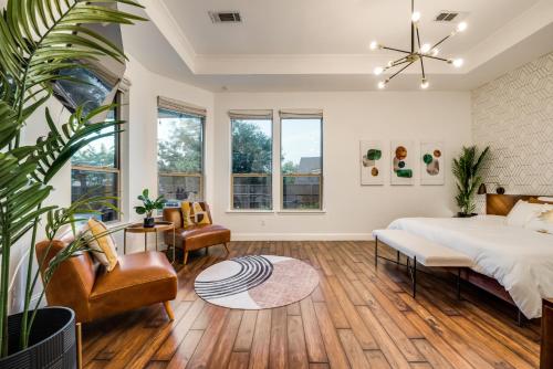 Pool house with hot tub and cinema in Lake Dallas