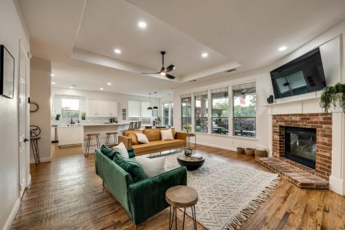 Pool house with hot tub and cinema in Lake Dallas
