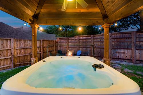 Pool house with hot tub and cinema in Lake Dallas