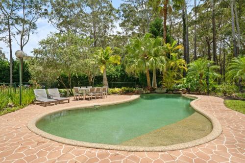 Elegant Home with Pool, Spacious Yard, Pool Table