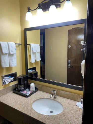 Super 8 by Wyndham Rochester Mayo Clinic Area - image 8