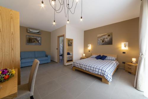 1 queen bed, 1 double bed