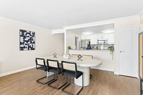 HEAVENLY SUNSET MARINA VIEW 3BD/2BH IN MDR/VENICE in Los Angeles, USA