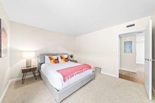 HEAVENLY SUNSET MARINA VIEW 3BD/2BH IN MDR/VENICE in Los Angeles, USA