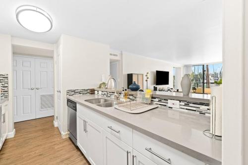 HEAVENLY SUNSET MARINA VIEW 3BD/2BH IN MDR/VENICE in Los Angeles, USA