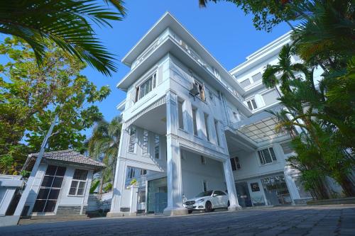 TGR SUITES – Cochin, NE