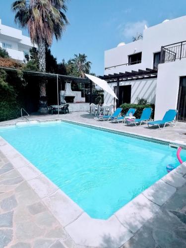 Spacious 3 bedroom villa private pool