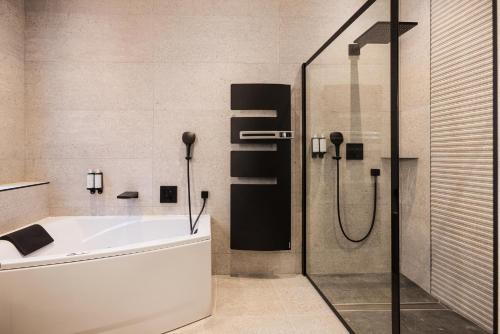 Double or twin room, deluxe, shower, spa bathtub