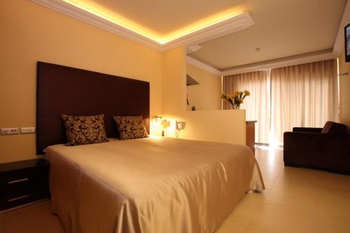 1 queen bed, 2 twin beds