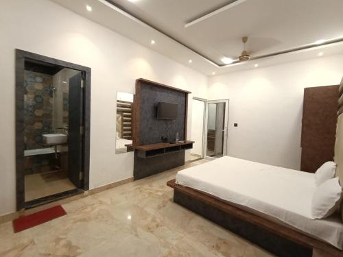 Bathroom, Hotel Shree Ganesh Paradise by WB Inn in Raebareli