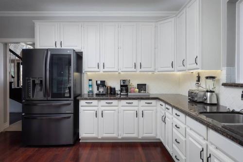 Summer Deal! Elegant Executive Retreat with Pool in Plano, Toyota Stadium Frisco, FC Dallas in Plano, USA