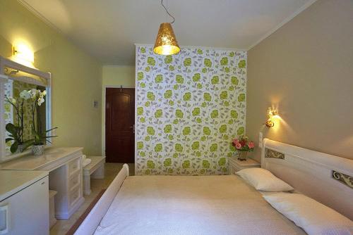 Double Room with Balcony image 2