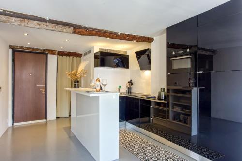 ROSS 5- F2, LUMINEUX, BALCON, LOFT, CLIM, Vieux-Nice, Nice (fotografie 3)
