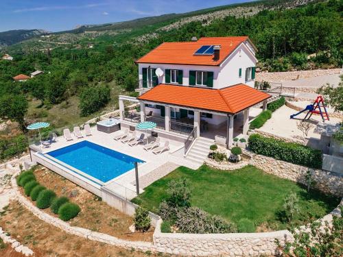  Splendid villa with heated pool, beautiful covered terrace with panoramic view, Pension in Donja Glavina