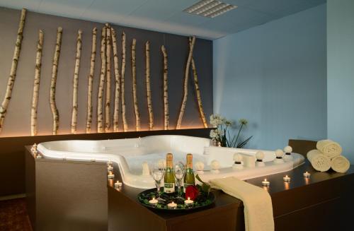 Pezsgőfürdő, The Monarch Hotel in Neustadt an der Donau