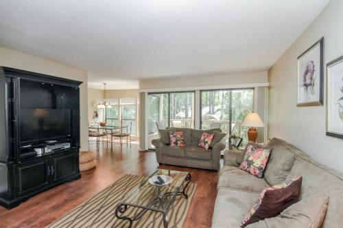 Lighthouse Tennis 2395 2 Bedroom Sleeps 6 Lagoon View Sea Pines Pool - main image
