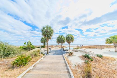 Lighthouse Tennis 2395 2 Bedroom Sleeps 6 Lagoon View Sea Pines Pool - image 2