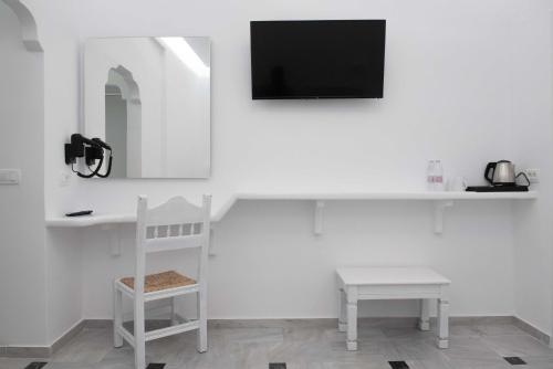 Cyclades Hotel - image 12