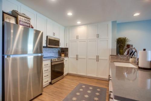 Oceanfront Gem - Beach Retreat In Solana Beach Condo - image 4