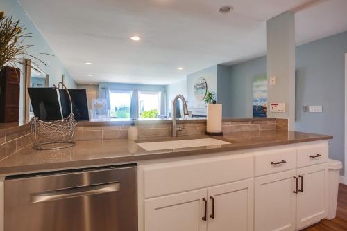 Oceanfront Gem - Beach Retreat In Solana Beach Condo - image 7
