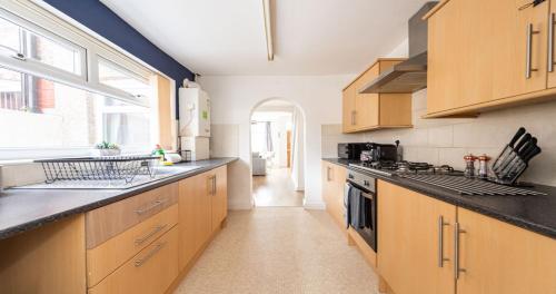 Kitchen, Contractors & Leisure & Airport Location & Riverfront in Garston