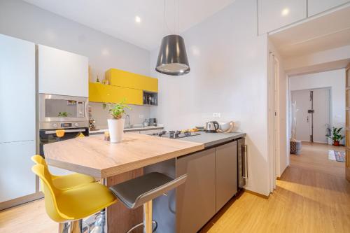 Bright apartment a few steps from via Garibaldi, Genua