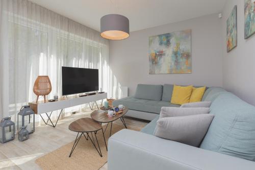 . Sunny Apartment Łukęcin by Renters