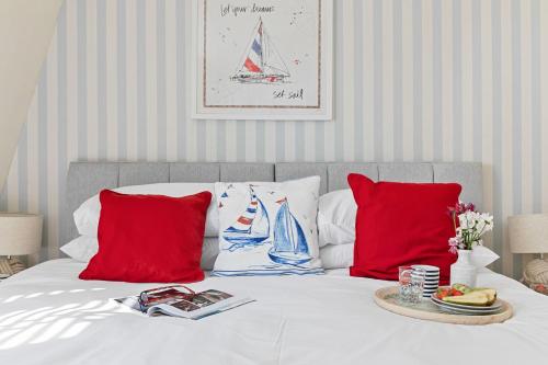 Captains Cottage - Stylish cottage, level location, in the heart of Dartmouth