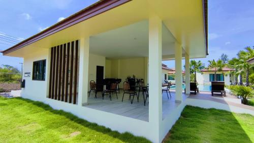 Restaurant, Isan Golf & Adventure Hotel in Phen