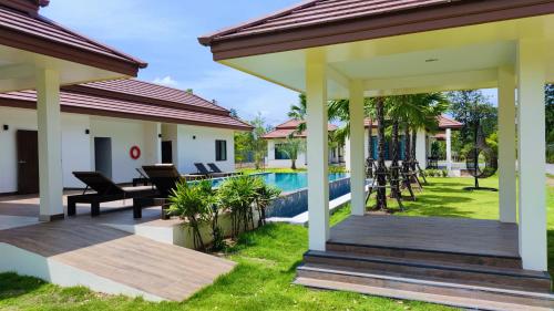Garden, Isan Golf & Adventure Hotel in Phen