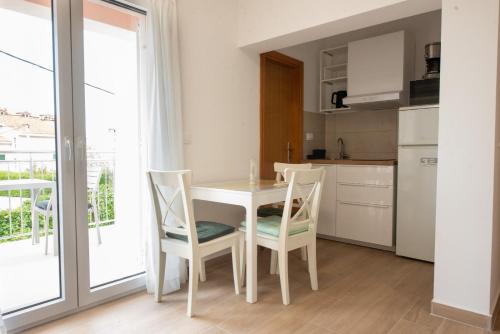 Studio with Balcony image 4