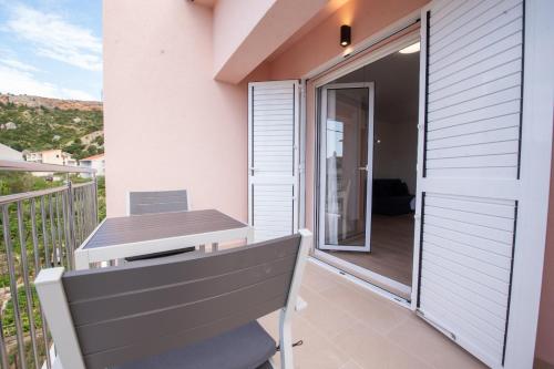 Studio with Balcony image 2