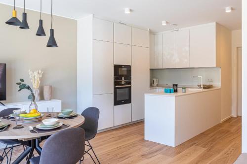 кухня, En Suite bedrooms at Reckenthal House by Rentaroo in Штрассе