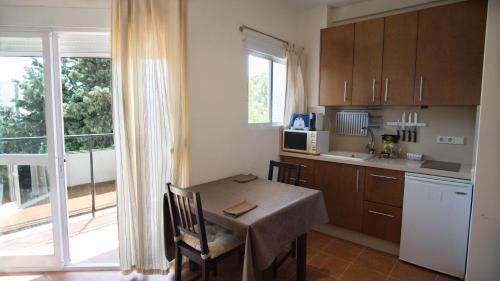 Skol 329 – Spacious Beachfront Studio with Sea Views 5