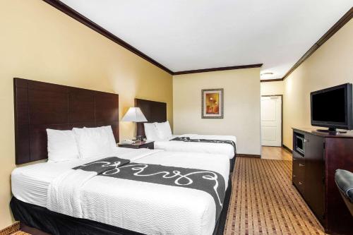 2 queen beds
