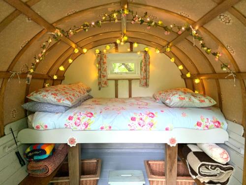Genuine Gypsy Wagon and Glamping in Private Field gîte à louer Gunnislake