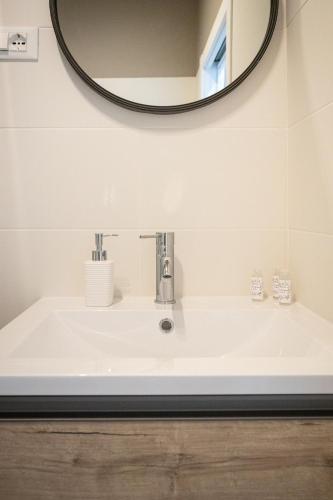 Triple Room with Private Bathroom image 3