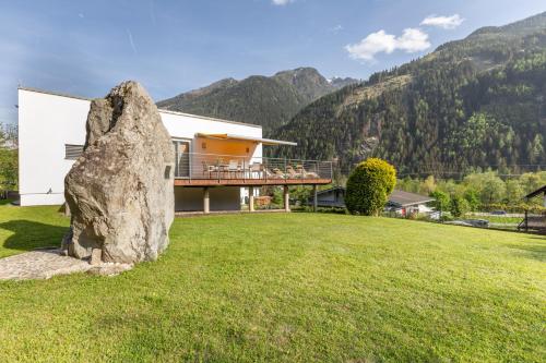 Ferienhaus Bergpanorama mit Sauna & großem Garten - Apartment - Flattach