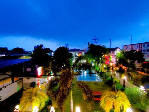 Mamby Gray's Place Balcony, Karaoke ,Wifi,Netflix &Kitchen in Imus