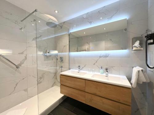 Large Double Room with Balcony and Lake View
