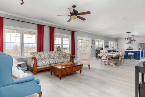 Stunning Former Winery with Pool and Mtn Views! in Berryville, USA