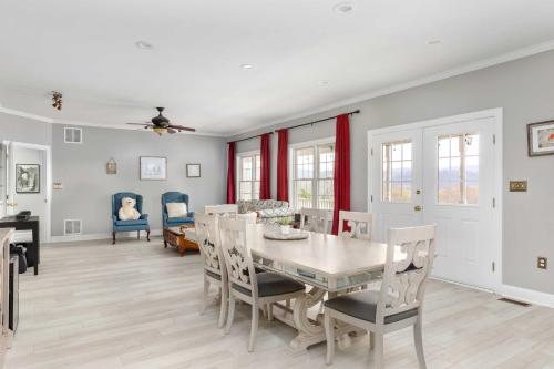 Stunning Former Winery with Pool and Mtn Views! in Berryville, USA