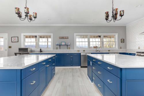 Stunning Former Winery with Pool and Mtn Views! in Berryville, USA