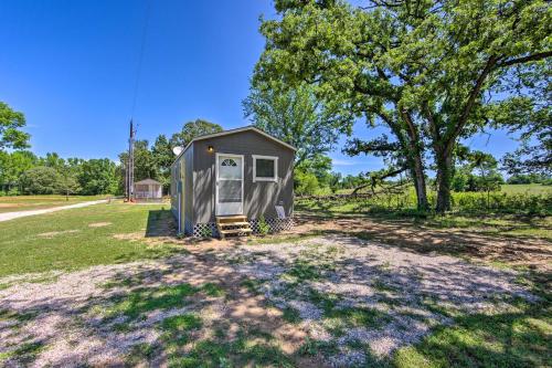 . Lake Fork Getaway Tiny Home in Alba with BBQ!