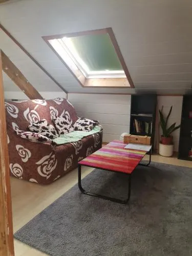 GästeZimmer im Altbau Dachgeschoss mit kleinem Bad WLAN, TV und Parkplatz in Lachen, Deutschland