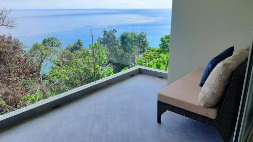 Balkon/Terrasse, Luxury 2 Bed, 2 Bath Apartment with Panoramic Ocean Views, Peaceful, Private Beach in Romblon