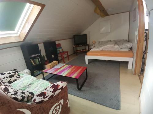 GästeZimmer im DG Attic mit kleinem Bad WLAN, TV und Parkplatz