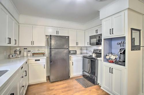 1 Mi to Main St Brenham Retreat with Game Room in Brenham, USA